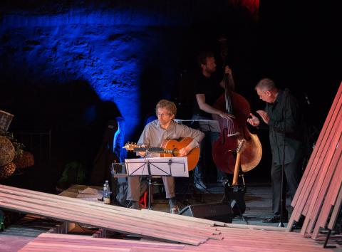 Suvelavastuses on laval elav muusika, 200 kartulikorvi ja eesti küla lugu
